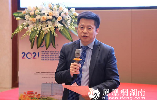 中南大学湘雅医院骨科主任唐举玉主持阅片会