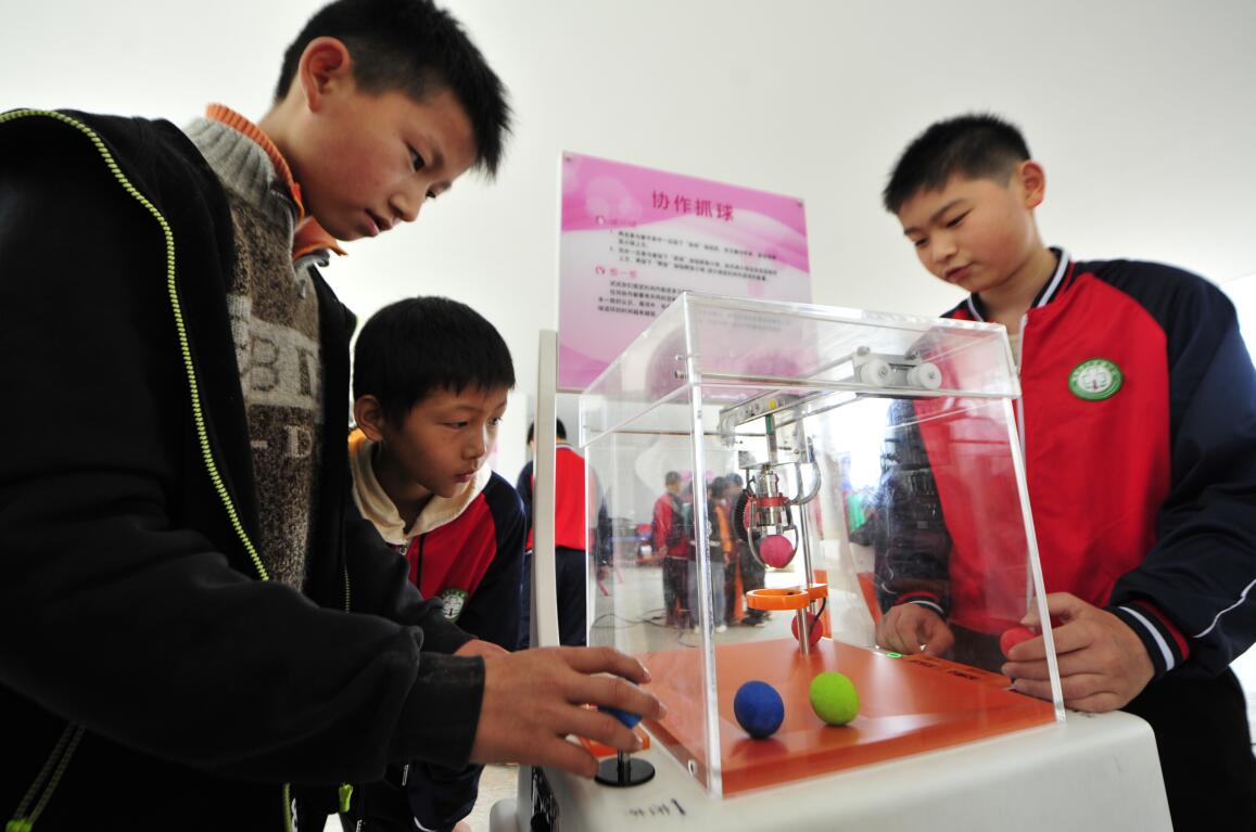 学生体验科技展品