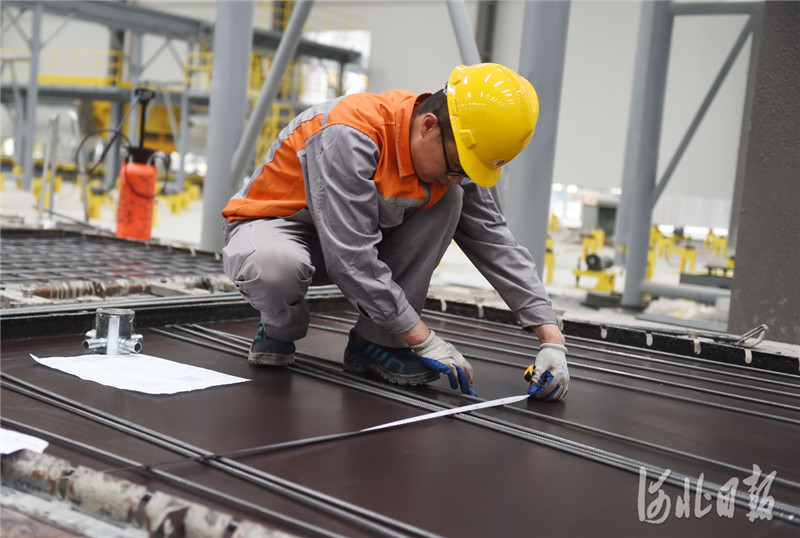 2021年3月26日，位于河北省文安经济开发区的现代家居制造产业园泰华远大装配式建筑（廊坊）有限公司工人在进行PC预制构件的钢筋布置。河北日报记者 赵永辉摄影报道