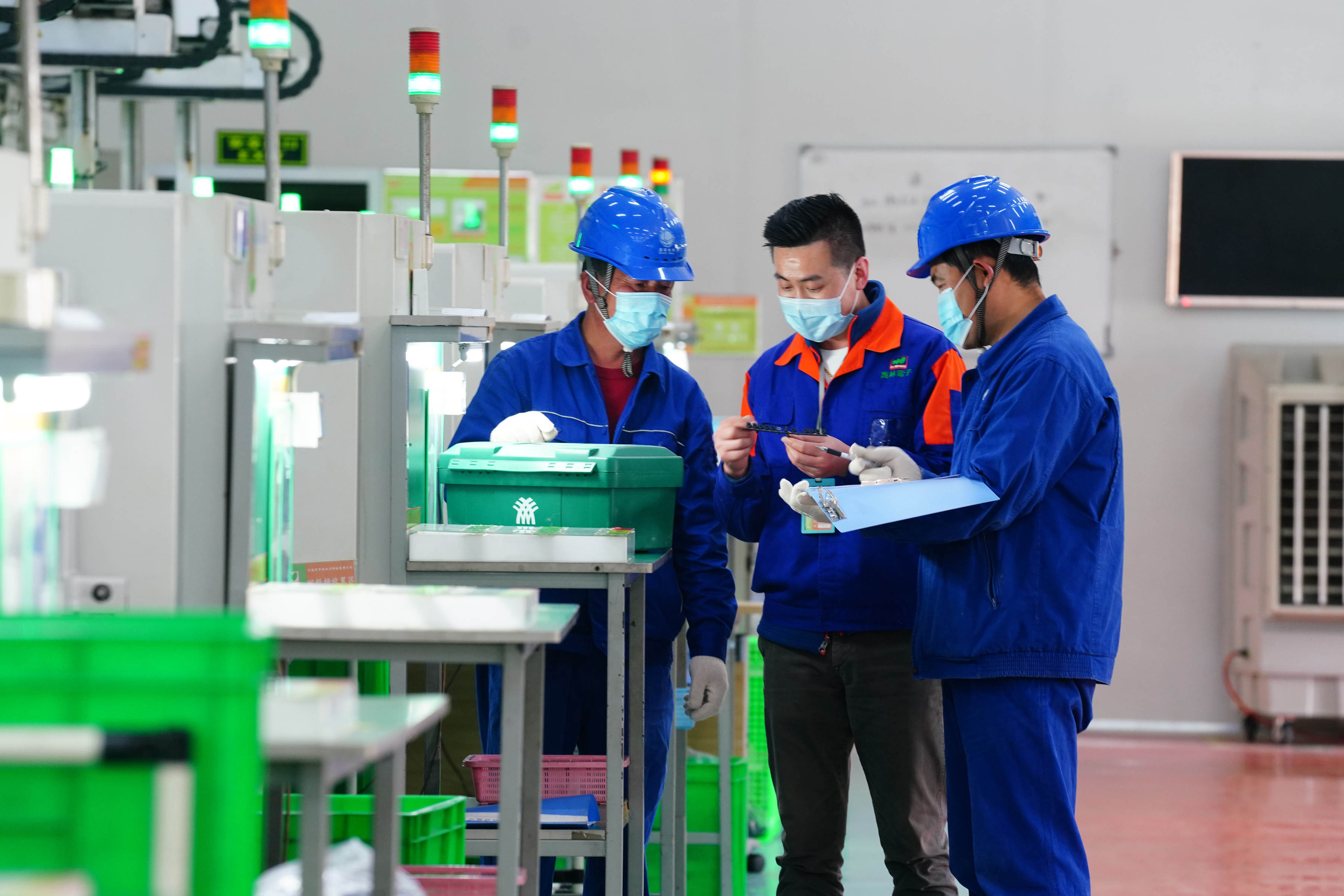 国网宁波供电公司员工到小微企业走访了解生产情况(曾江 摄)