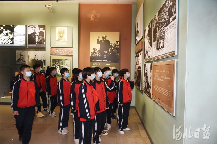 2021年4月1日，在华北军区烈士陵园，新乐市童心小学学生在参观白求恩纪念馆。河北日报记者史晟全摄影报道