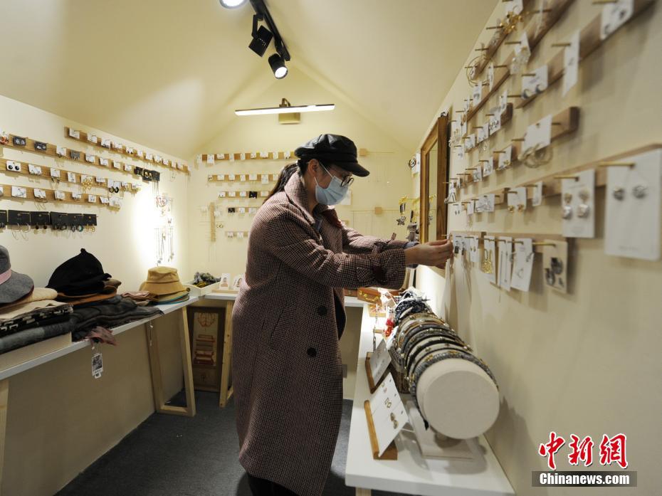 长春现“共享衣橱” 以租代买受年轻人青睐