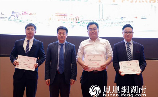 常德一医骨科副主任医师张凯（右一）获骨科病例阅片学术研讨会第一名