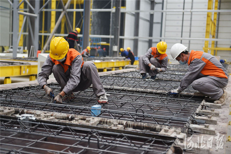 2021年3月26日，位于河北省文安经济开发区现代家居制造产业园的泰华远大装配式建筑（廊坊）有限公司工人在绑扎PC预制构件钢筋。河北日报记者 赵永辉摄影报道