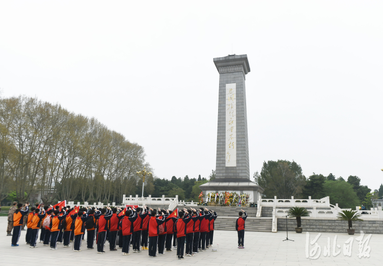 2021年4月1日，在华北军区烈士陵园，新乐市童心小学学生向纪念碑敬礼。河北日报记者史晟全摄影报道