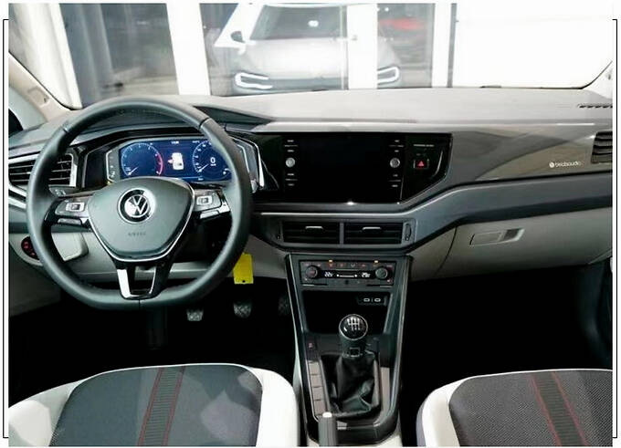 大众新款polo r-line车型内饰配备了三辐式多功能方向盘,并搭载全液晶