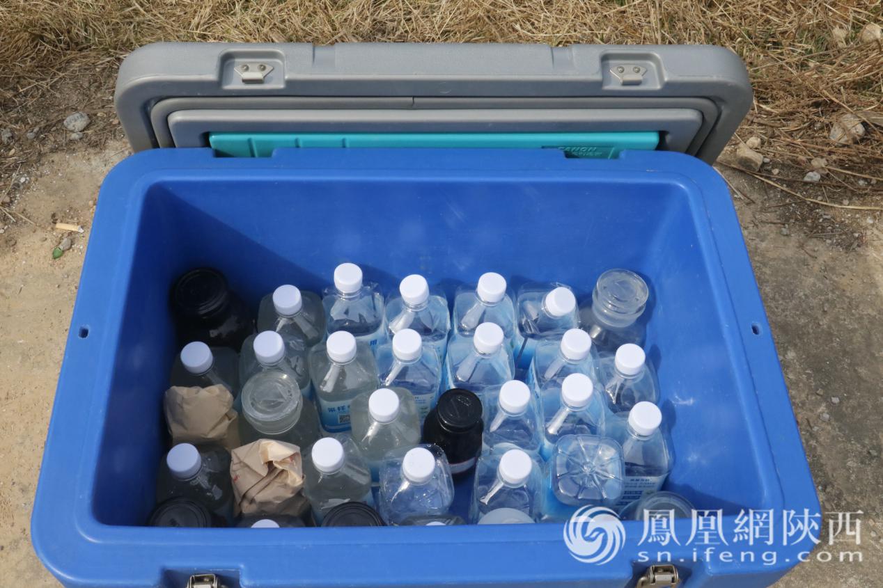 水样装入冷藏箱固定