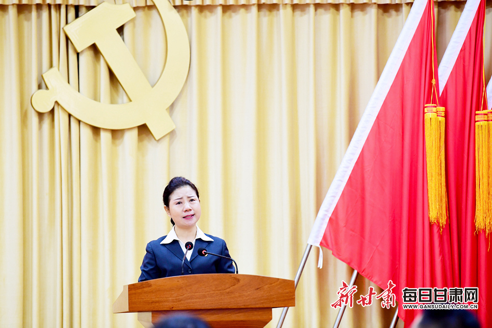 何桂兰在报告会上讲述坚守S215线的故事