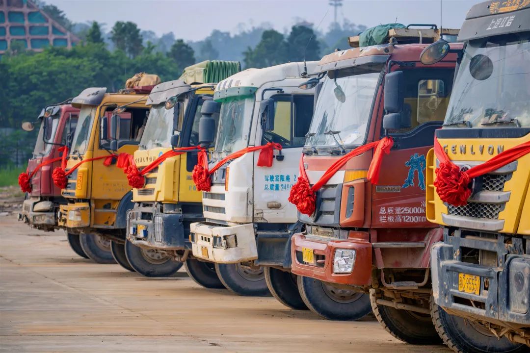 激昂的乐曲,工整崭新的地毯,迎风飘扬的旗帜,将奠基仪式现场装扮一新.