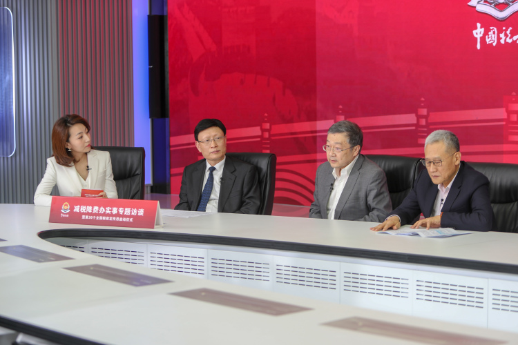 4月1日上午，河北省税务局在石家庄举行减税降费办实事专题访谈暨第30个全国税收宣传月启动仪式。图为专题访谈现场。