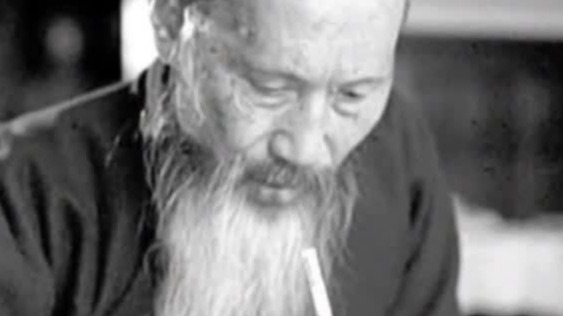 沈钧儒在1947年去香港时 临行前和家人拍下了这张照片