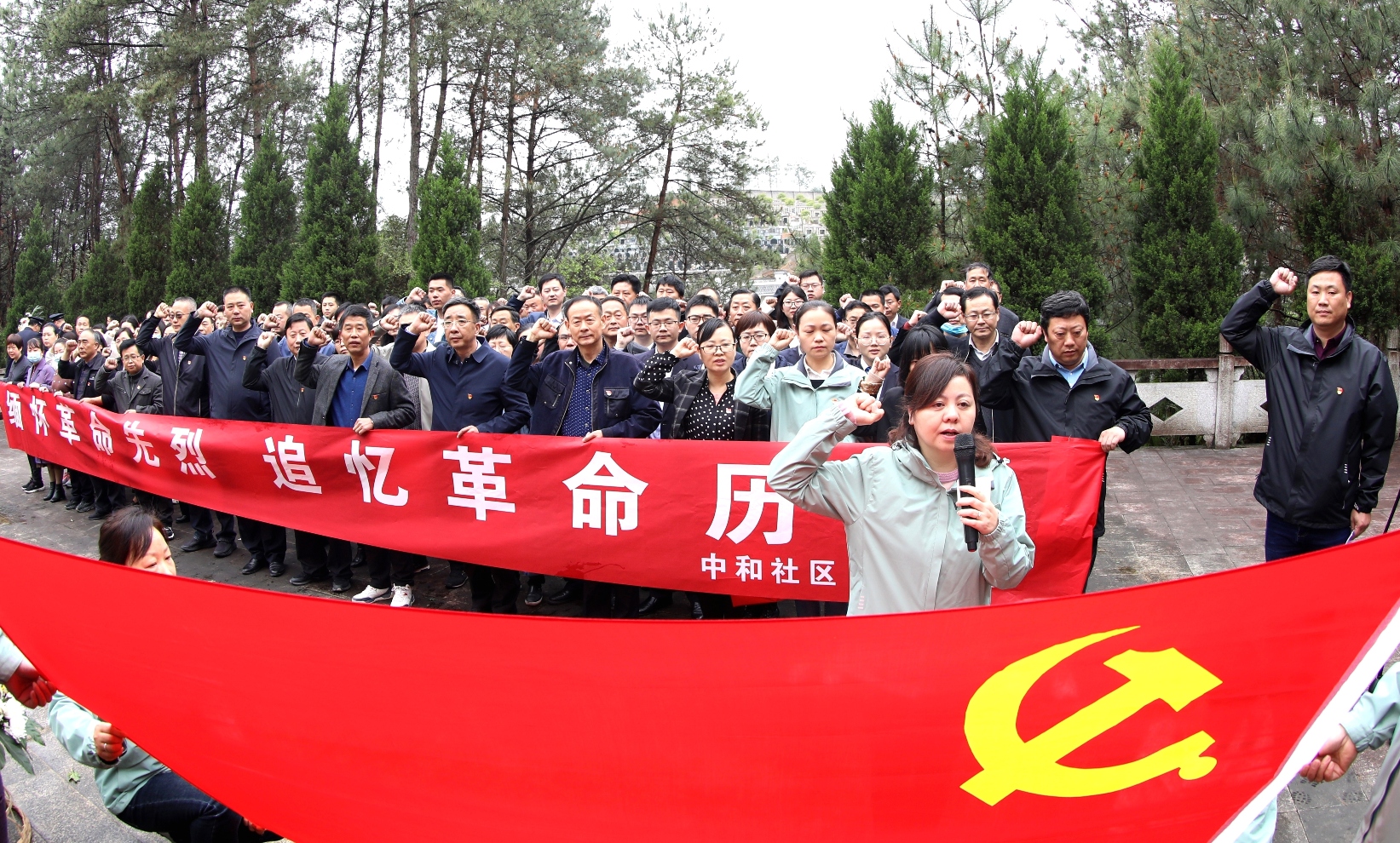 开展"缅怀革命先烈,追忆革命历史"清明扫墓