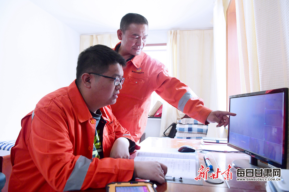 朱登峰父子在值班室通过监控查看路况信息