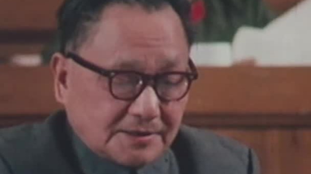 1977年邓小平指出接受华裔学者回国，是发展科学技术的一项措施