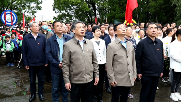 上饶师范学院开展清明祭扫和“微党课”现场教学活动