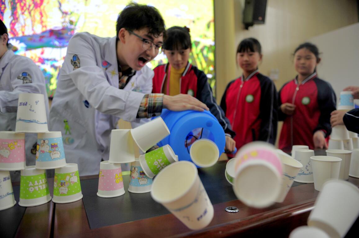 与学生互动体验科学实验秀