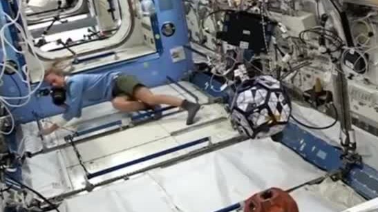 宇航员如何在失重的状况下睡觉？可以一边倒立一边睡觉