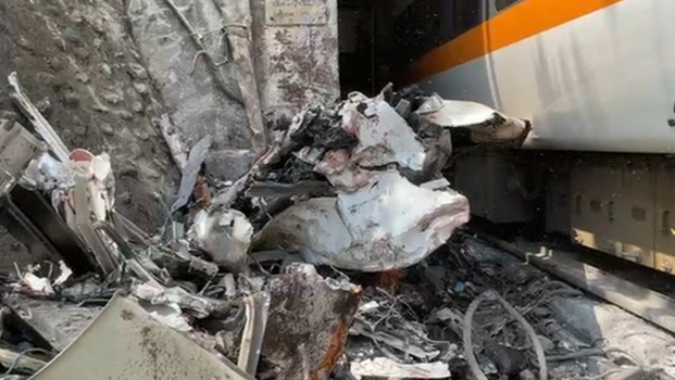 台铁与货车相撞出轨内部画面曝光：车头面目全非，乘客摸黑求生