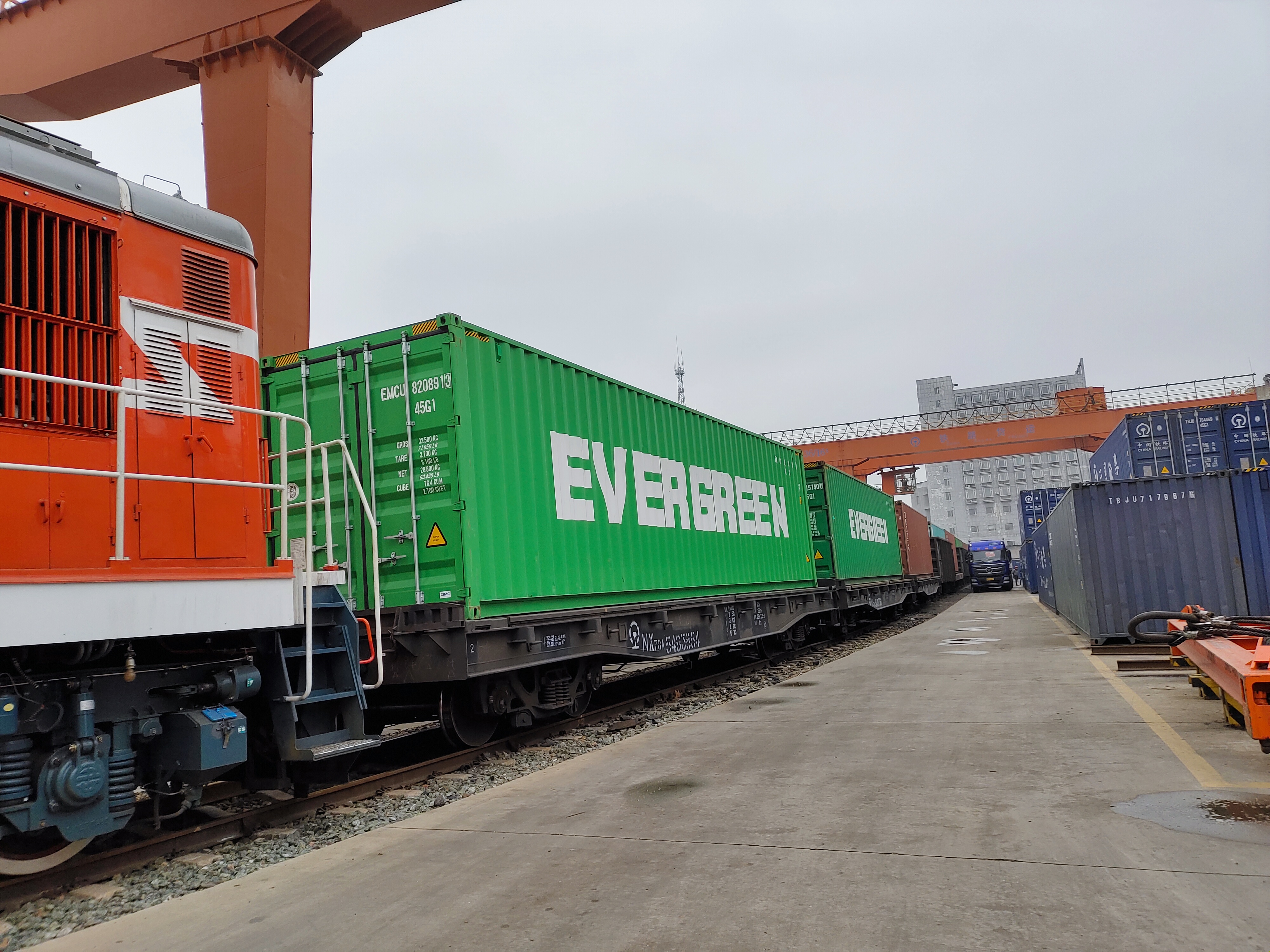 图:3月31日上午,满载集装箱的列车从马鞍山开往宁波舟山港