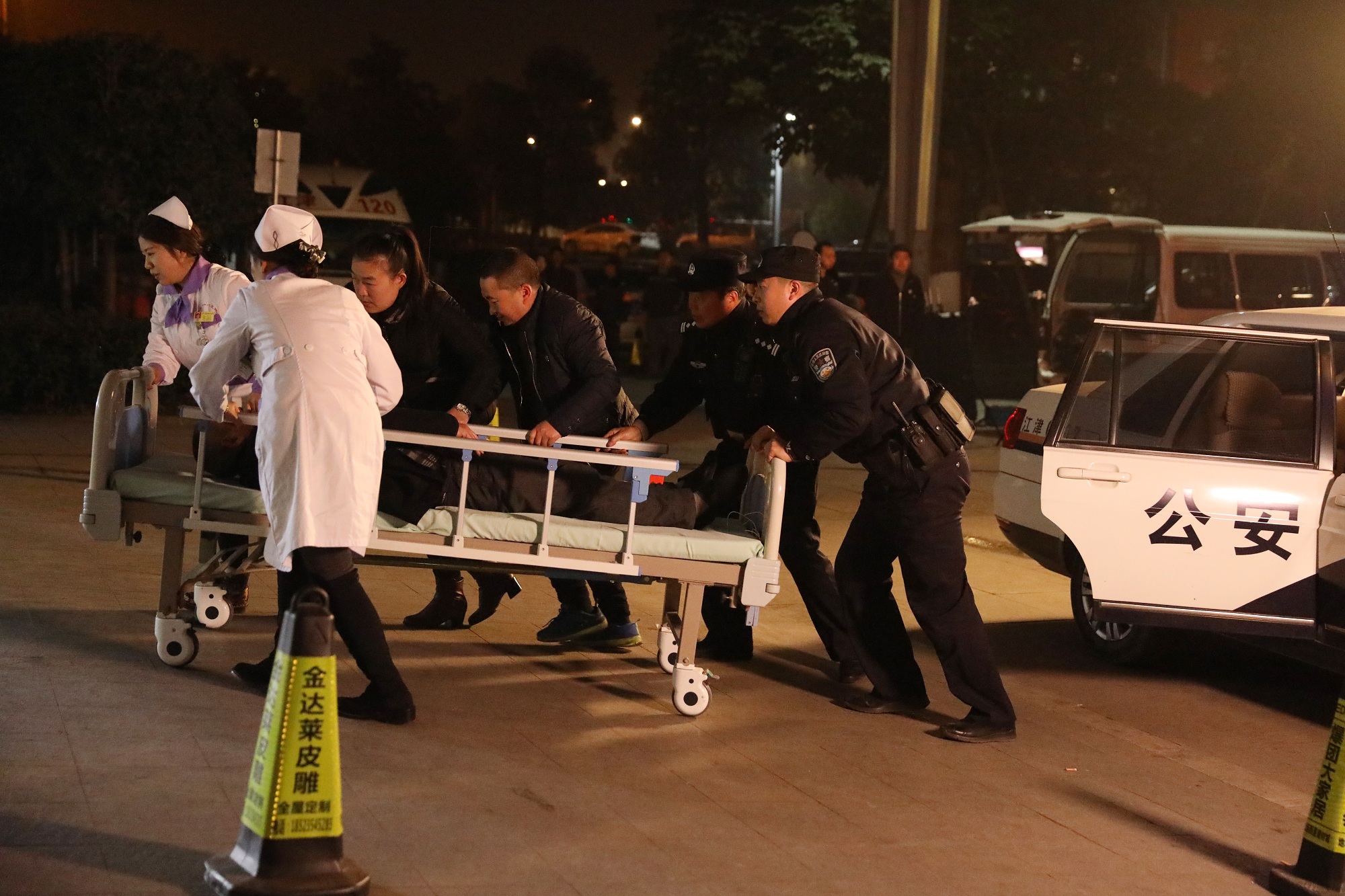民警夜间巡逻时和医务人员一起将病危病人送往急救室.