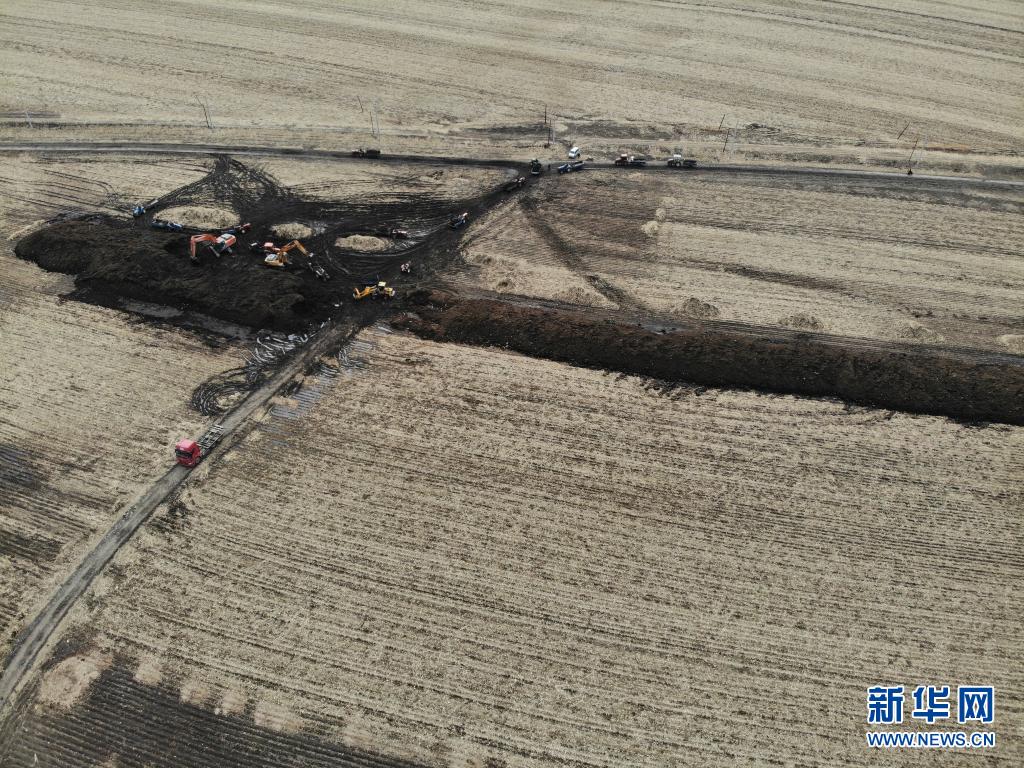 3月29日，在黑龙江省五常市沙河子镇福太村，工作人员在回填被盗挖的黑土（无人机照片）。新华社记者 马知遥 摄