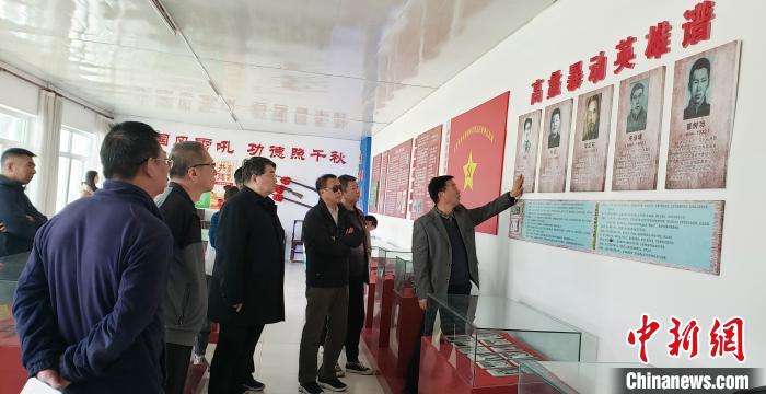 边振江馆长向参观者讲解高蠡暴动的过程及牺牲的英雄。 徐巧明 摄