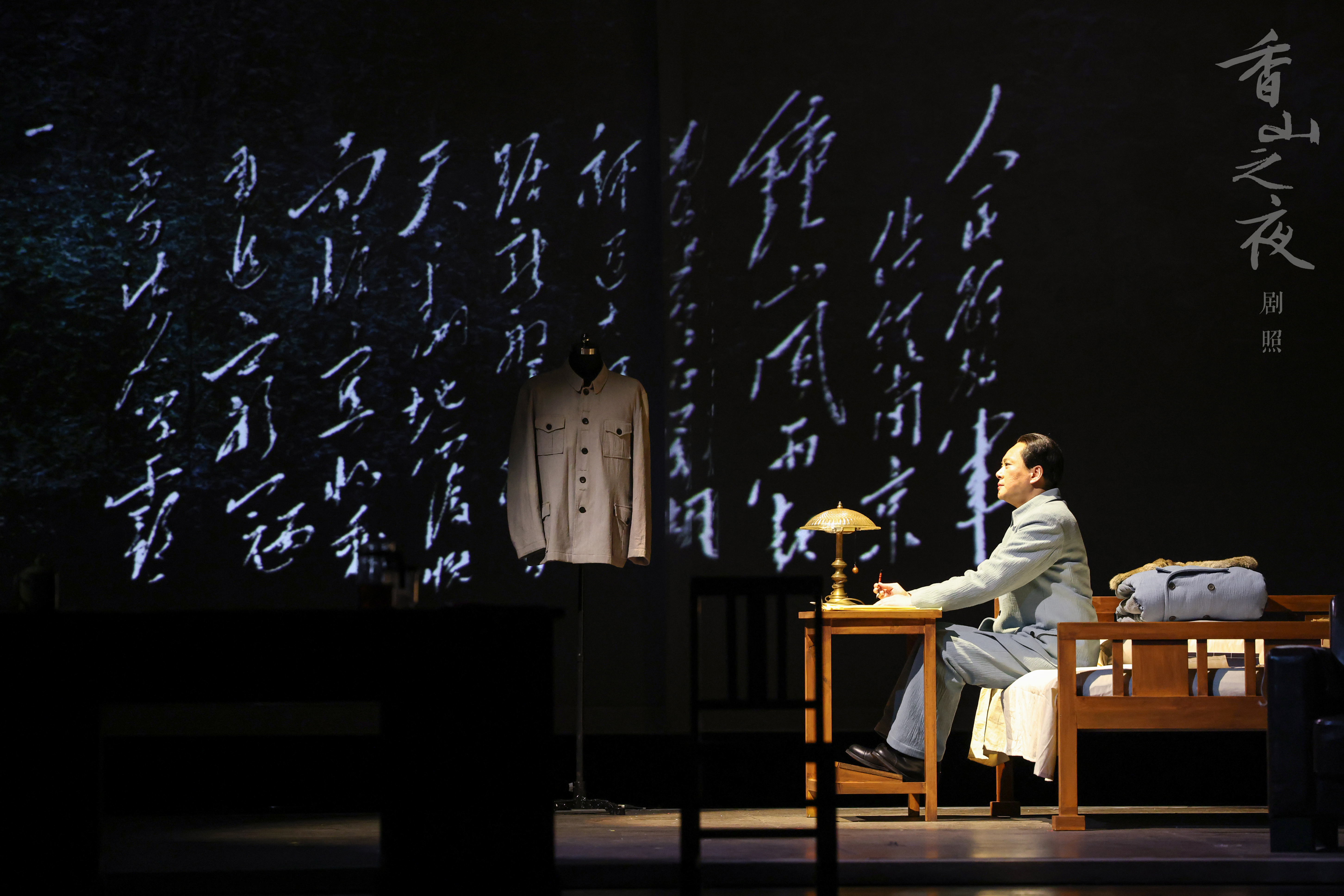 中山装是看了很多毛泽东当年的影像与照片1:1特别定制的。李春光 摄