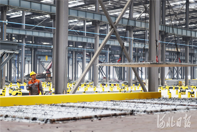 2021年3月26日，位于河北省文安经济开发区现代家居制造产业园的泰华远大装配式建筑（廊坊）有限公司工人在吊装PC预制构件。