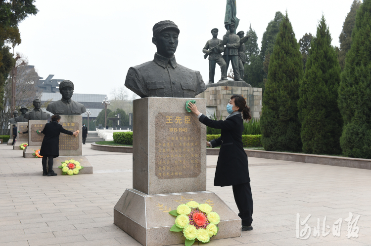 2021年4月1日，在华北军区烈士陵园，陵园工作人员在擦拭烈士铜像。河北日报记者史晟全摄影报道