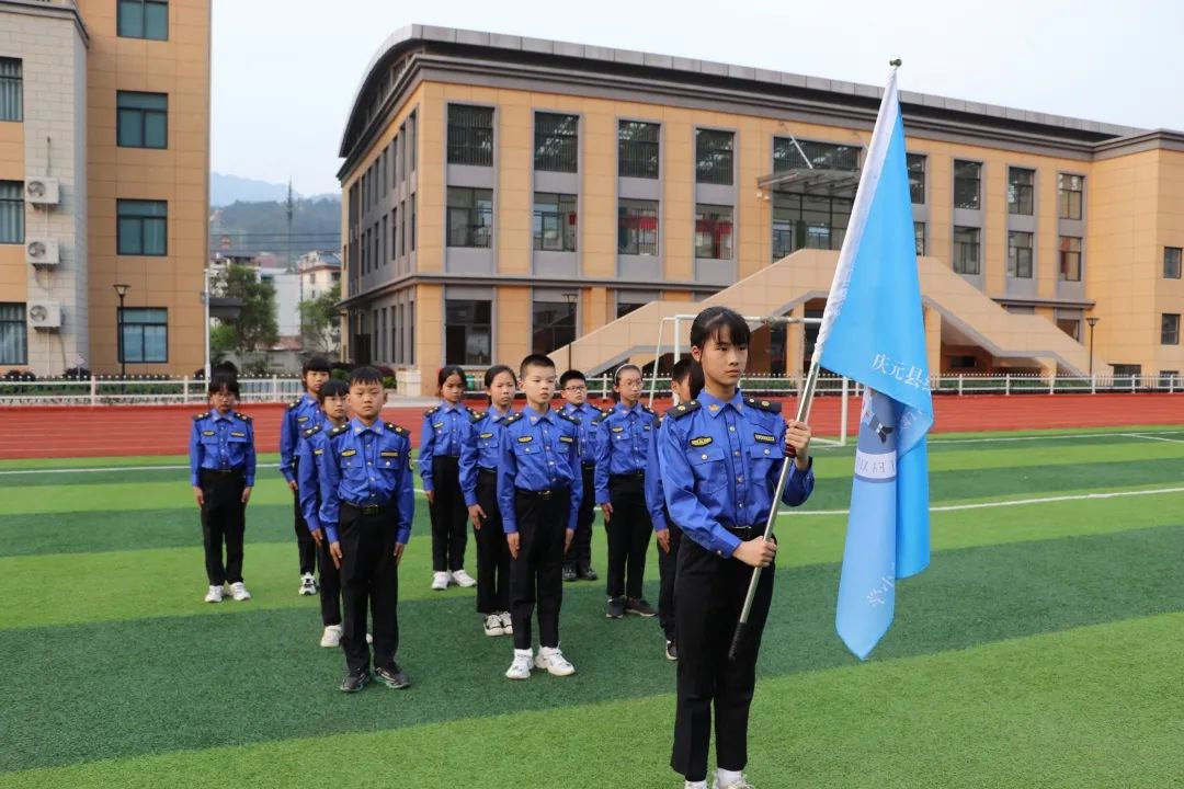 小手拉大手 浙江省首所少年综合行政执法学校在庆元县江滨小学正式