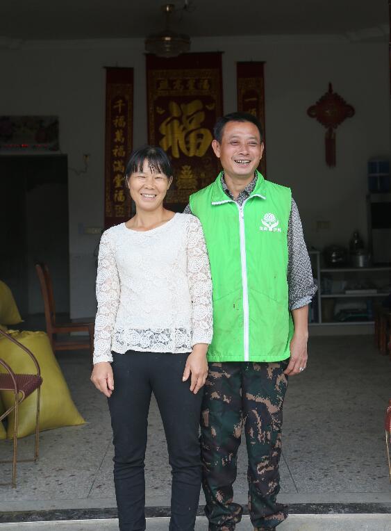 蓝先华与妻子李龙梅（方院新 摄）