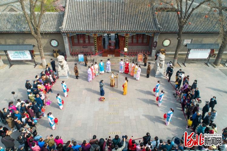 2021年3月31日,河北省石家庄市正定县,荣国府景区刘姥姥迎宾表演。