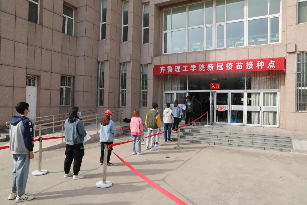 学生等待区间隔排队