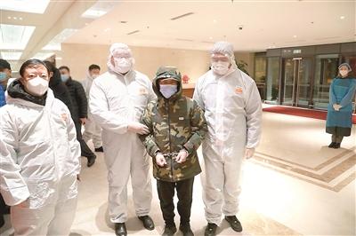 1月21日23时许，在哈尔滨太平国际机场，吴杰凯被办案人员押解归案。 赵新宇 摄