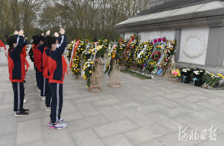 2021年4月1日，在华北军区烈士陵园，新乐市童心小学学生向纪念碑敬礼。河北日报记者史晟全摄影报道