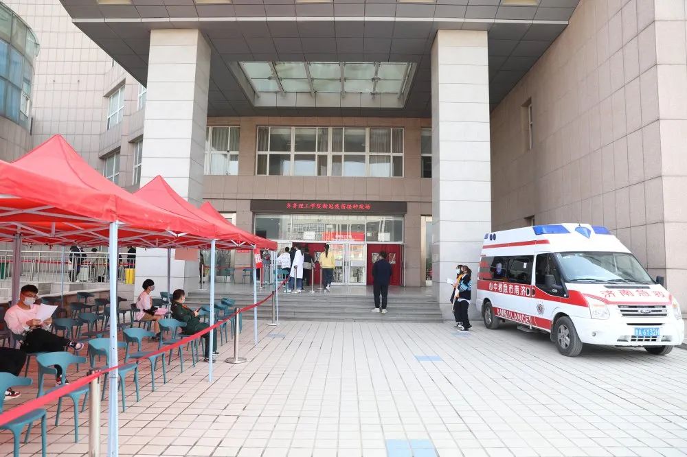 现场设置应急处置区和救护车