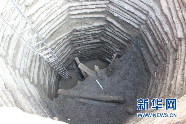 古井内出土的木构件。新华社发（山西省阳泉市文物管理中心供图）