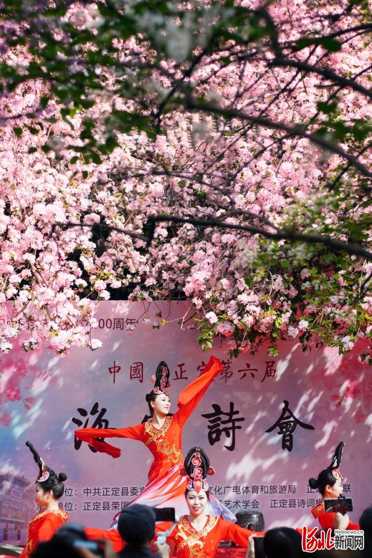 2021年3月30日,河北省石家庄市正定县在荣国府景区举办了第六届海棠诗会。连日来,河北省石家庄市正定县荣国府景区海棠花开,景区内举办了海棠诗会、黛玉进府、刘姥姥迎宾实景演出、古乐演奏等活动,吸引众多游人前来观赏。通讯员 武志伟 摄影报道