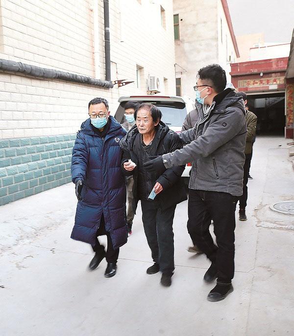 北京市西城区纪委监委追逃追赃专案组抓捕齐跃现场。齐欣 摄