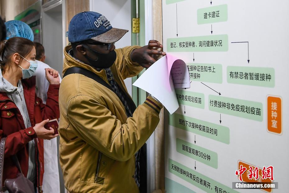 3月30日，山西太原，在晋外籍人士在“知情、同意、自愿”的原则下接种新冠疫苗。根据山西省新冠肺炎疫情防控指挥部工作部署，在太原工作、生活的居民(含外籍人士)，包括外来务工人员，不设户籍限制，无缴纳太原医保的要求，在知情、同意、自愿的前提下，可免费接种新冠病毒疫苗。