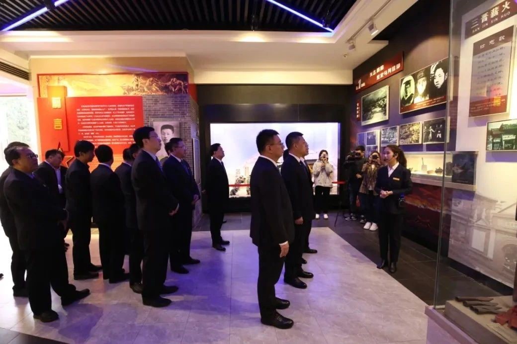 图为全场人员在贺昌纪念馆接受革命传统教育