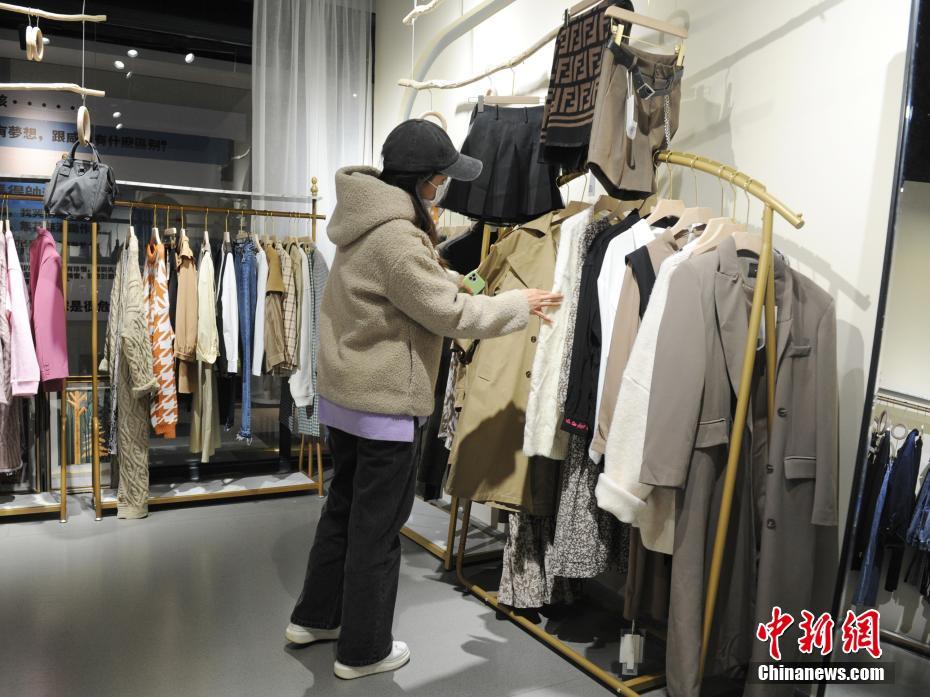 长春现“共享衣橱” 以租代买受年轻人青睐