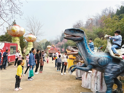 造型各异的“恐龙”，吸引孩子们合影留念。