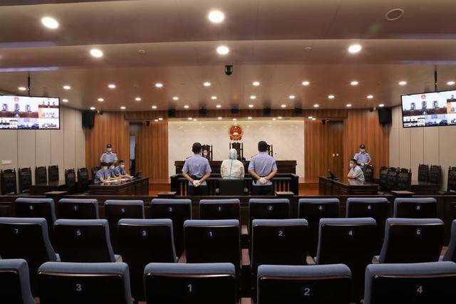 2020年8月7日，此为浙江省绍兴市中级人民法院一审公开宣判衢州市柯城原区委副书记、区长方庆建受贿一案现场。