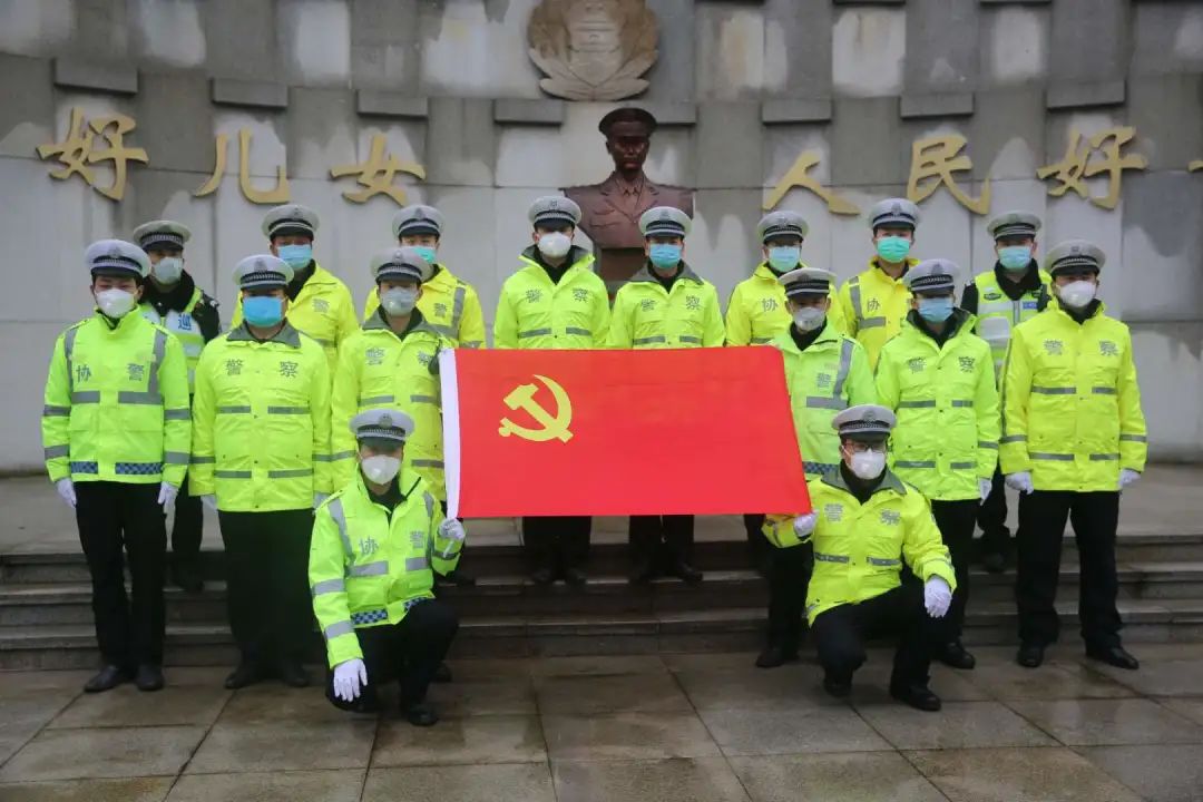 杨雪峰大队全体民警在烈士雕像前