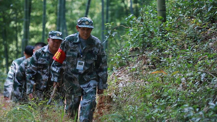 弋阳县护林员在巡山(图片由 省林业局提供)