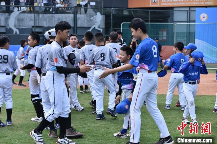 3月28日上午，第二届“青少年公益年会杯”大湾区棒垒球邀请赛揭幕战在广东深圳中山公园棒球场举办。图为比赛现场。中国宋庆龄基金会供图