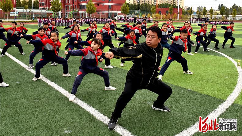 在临西县光明学校，潭腿第99代传承人李正国指导学生们练习潭腿。河北日报记者田瑞夫摄