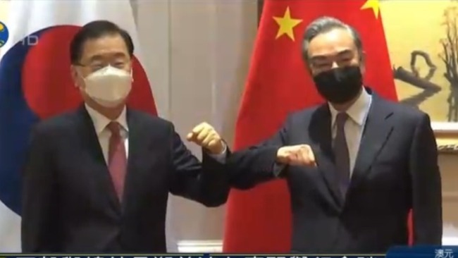 王毅与韩外长郑义溶在厦门举行会谈 双方碰肘互致问候