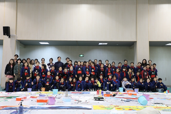 1-6年级的博雅少年们在美术老师的带领下，正用画笔描绘中国体育竞技发展史，表达了美院附小的全体师生对即将到来的2022年杭州承办的亚运会的欢欣、期待与祝福。